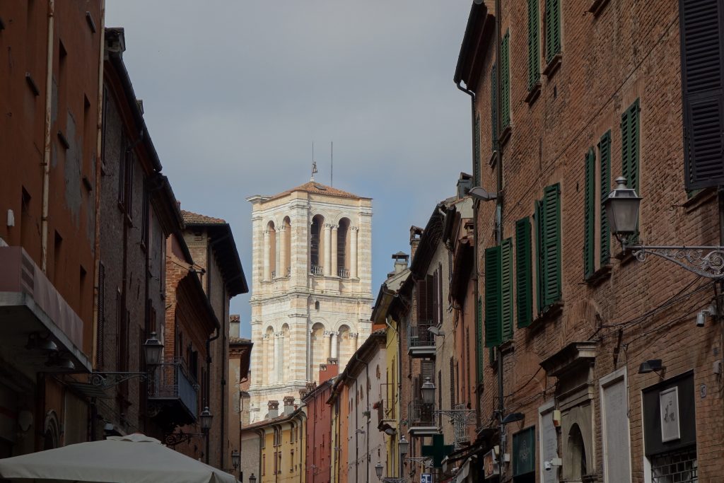 La vue sur la cathédrale commence à se deviner quand on quitte la via delle Volte