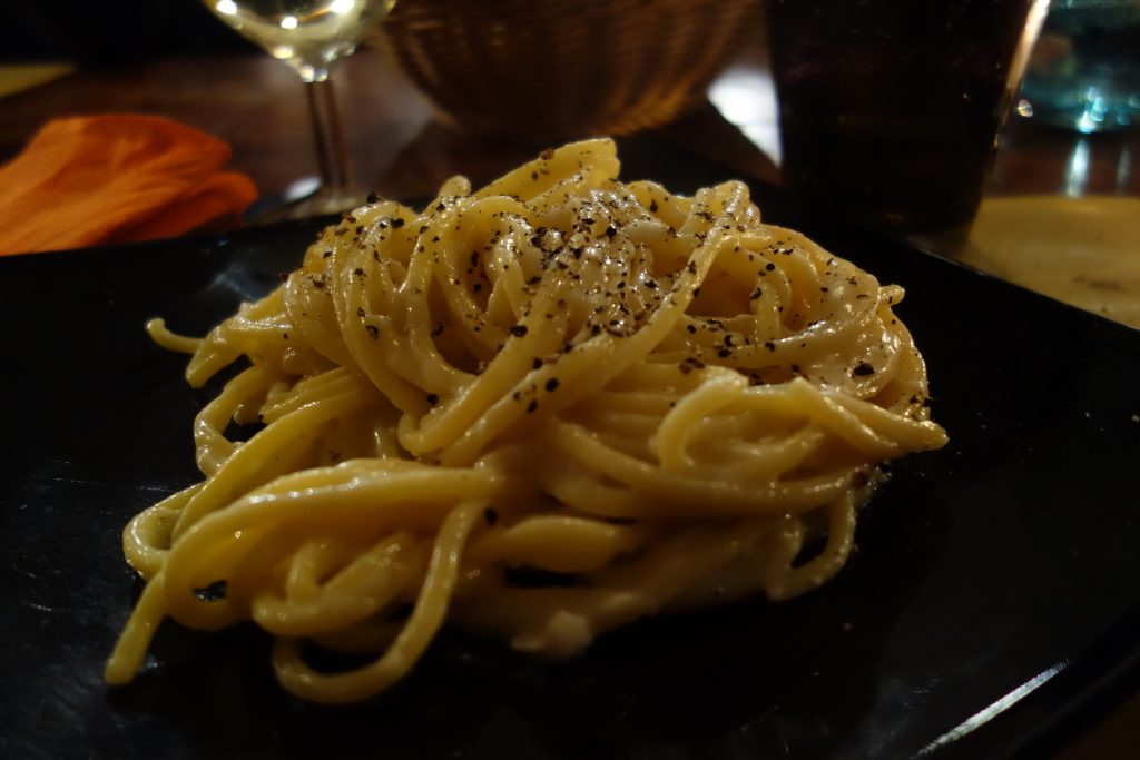 La caccio e pepe, des pâtes au fromage pecorino et poivre, recette romaine