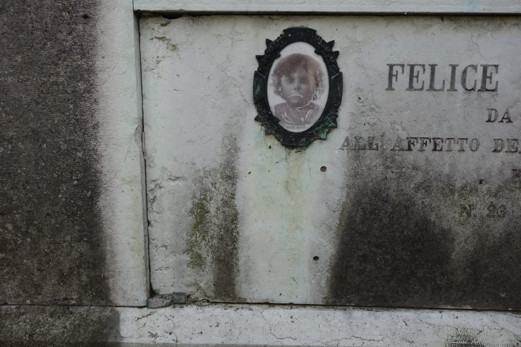 tombe italie creepy