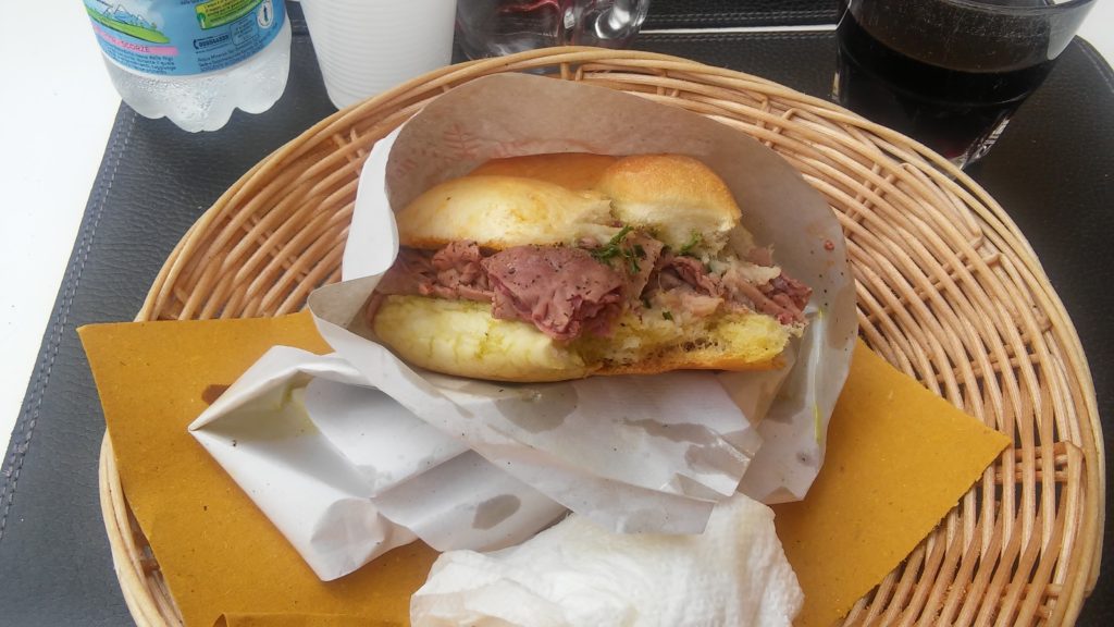 Déjeuner typiquement florentain : le panino au lampredotto